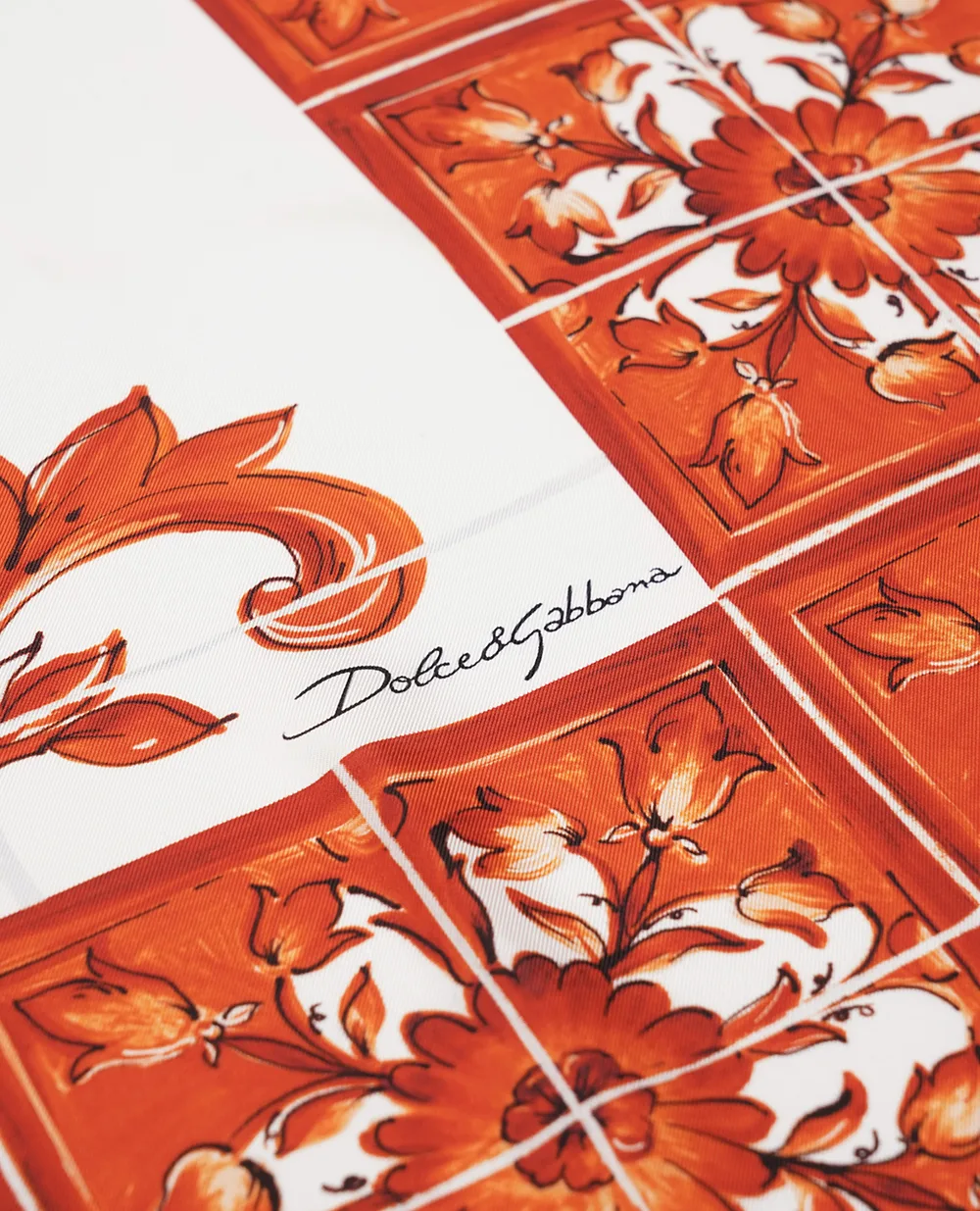 Платок из шелка в принте Майолика Dolce&Gabbana FN090R-GDDU6, оранжевый цвет • Купить в интернет-магазине Kameron