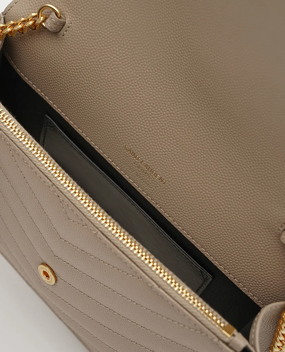 Сумка-конверт Cassandre из телячьей кожи Saint Laurent 857605-BOW01, темно-бежевого цвет • Купить в интернет-магазине Kameron