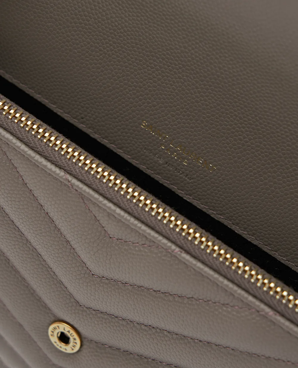 Сумка-конверт Cassandre из телячьей кожи Saint Laurent 862439-AAGA8, светло-коричневый цвет • Купить в интернет-магазине Kameron