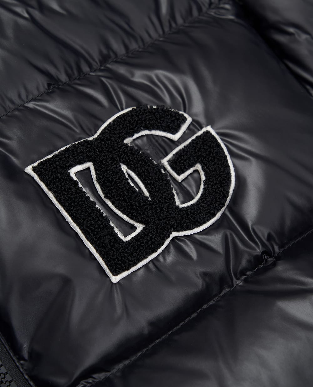 Детский пуховик с монограммой логотипа Dolce&Gabbana Kids L4JB6F-G7PK1-B, черный цвет • Купить в интернет-магазине Kameron
